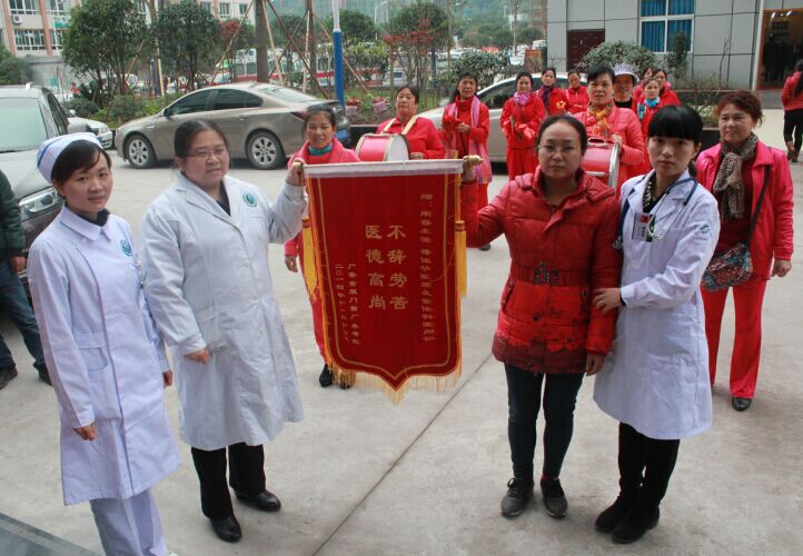 患者請(qǐng)腰鼓隊(duì)為醫(yī)院送錦旗